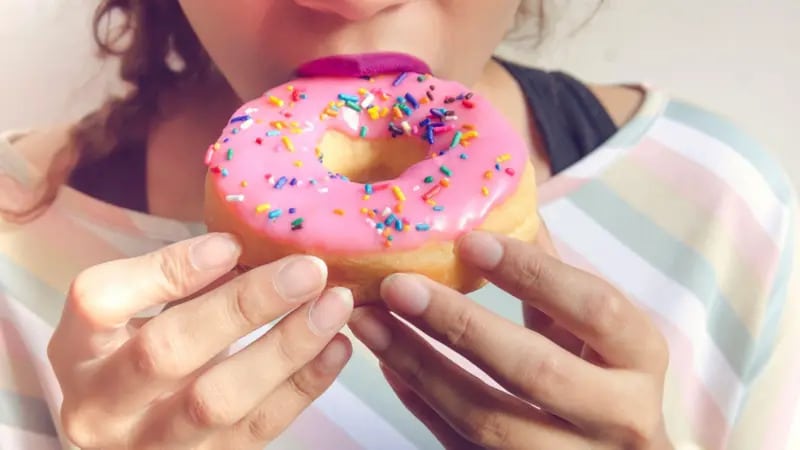 4 razones por las que sentimos la necesidad de comer azúcar o carbohidratos (y cómo podemos controlarla)