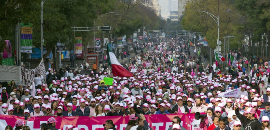 Campaña presidencial en México calienta con protesta e inscripción de la candidata favorita
