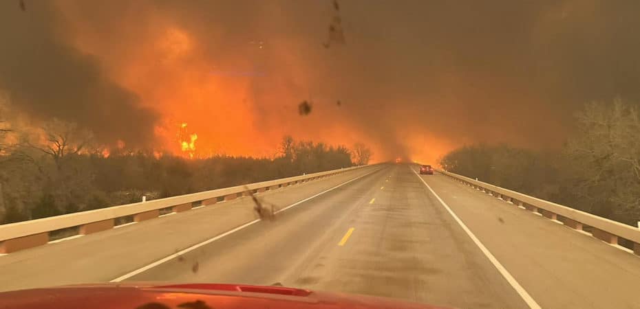 Texas enfrenta el mayor incendio forestal de su historia