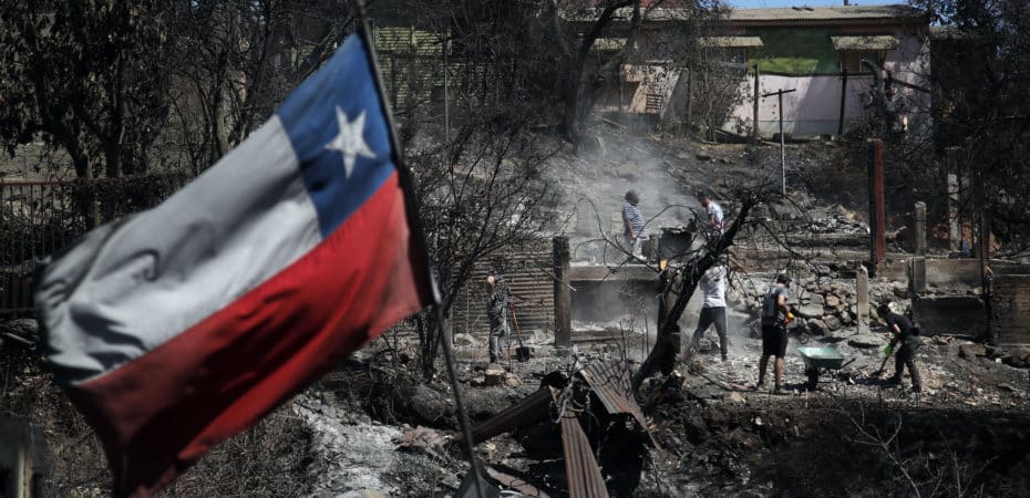 Chile busca levantarse de las cenizas tras incendios que dejan 123 muertos