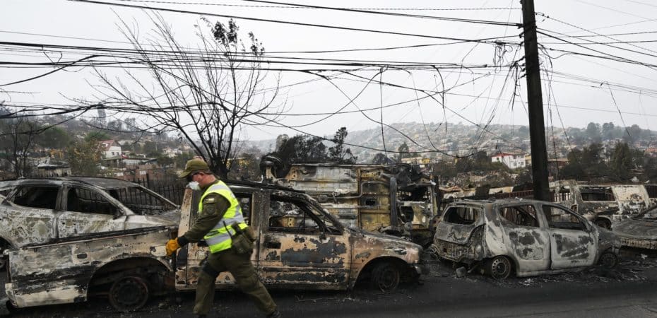 Suben a 99 los muertos por los incendios forestales en Chile