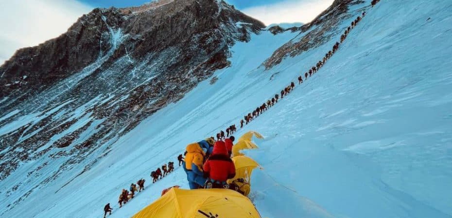 La nueva norma que obligará a los montañeros del Everest a llevar de regreso sus excrementos al campo base