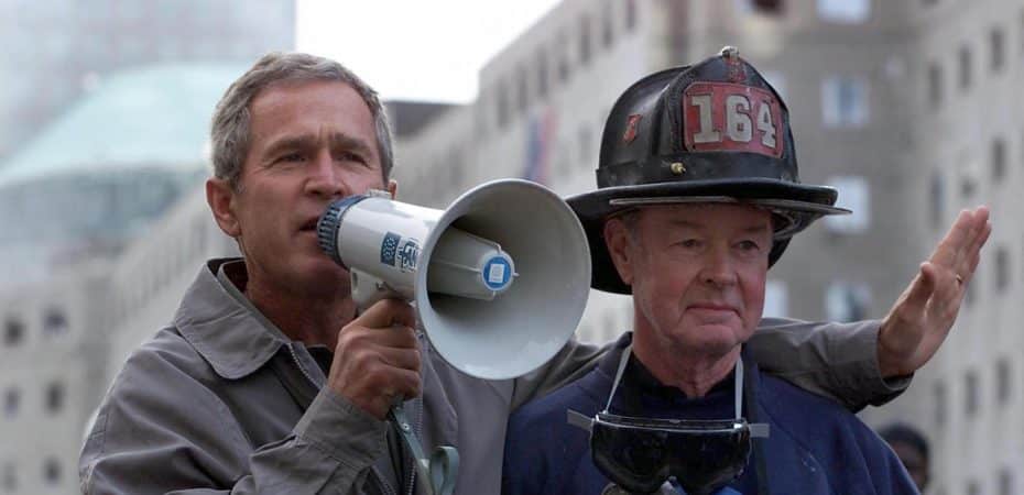 Muere a los 91 años el bombero del 11-S que posó con George W. Bush en fotos icónicas