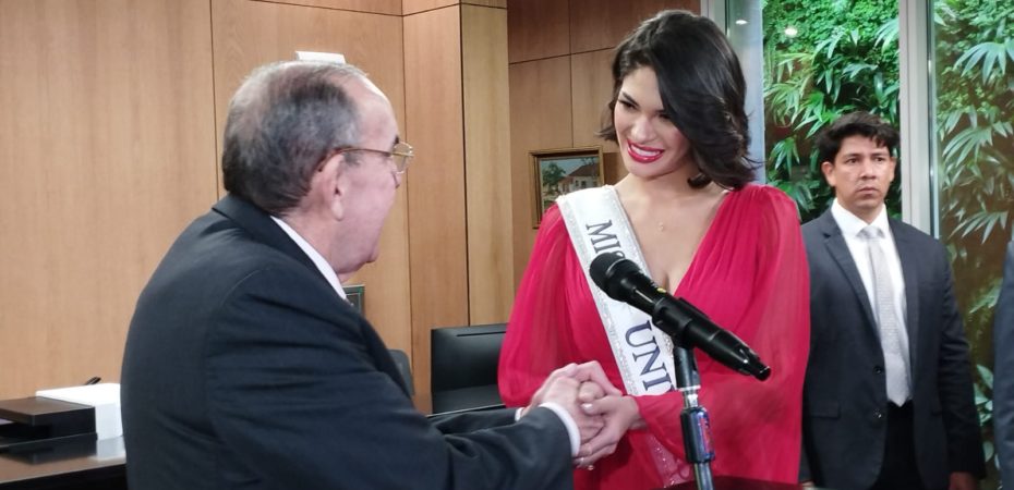 Miss Universo visitó la Asamblea Legislativa y fue recibida por el presidente Rodrigo Arias