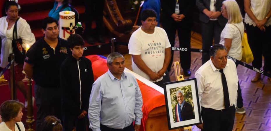 “Estamos vivos por él”: agradece grupo de 33 mineros rescatados en 2010 en funeral de Piñera