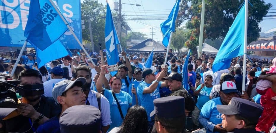 Elecciones en El Salvador: Cierran las urnas, comienza el conteo de votos