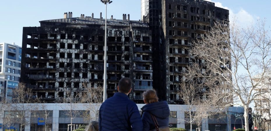 Valencia llora a los 10 muertos del brutal incendio en un edificio de viviendas