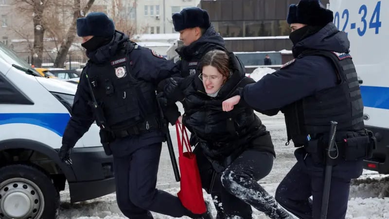 Arrestan a centenares de personas en Rusia por rendir homenaje a opositor fallecido Alexei Navalny