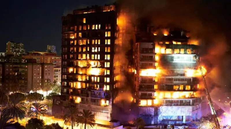 El voraz incendio que consumió un edificio de 14 plantas en la ciudad española de Valencia y dejó al menos 4 muertos