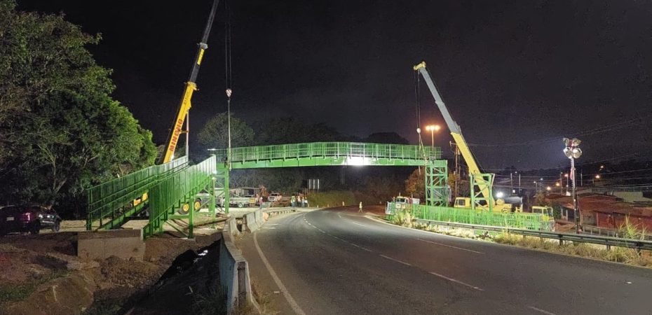 MOPT colocó nuevo puente peatonal en El Fierro; se trabaja en los accesos para su uso a más tardar abril