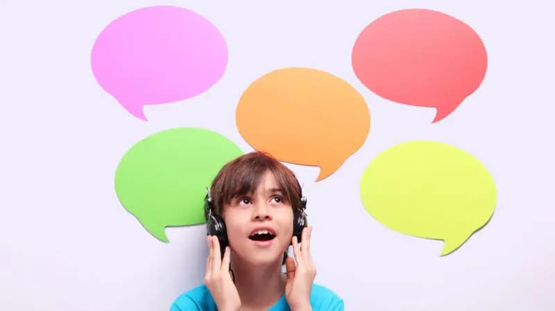 Los retos y beneficios de criar a un hijo bilingüe (y qué hacer cuando los padres hablan un solo idioma)