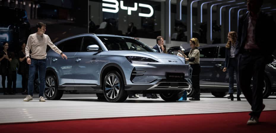 Fabricante chino de autos eléctricos BYD registra beneficio récord en 2023