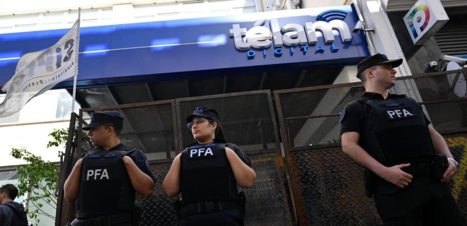 El gobierno argentino suspende la agencia de noticias Télam y toma dos de sus sedes