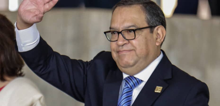 Primer ministro de Perú enfrenta escándalo por contratos con mujer a la que llamaba “amor”