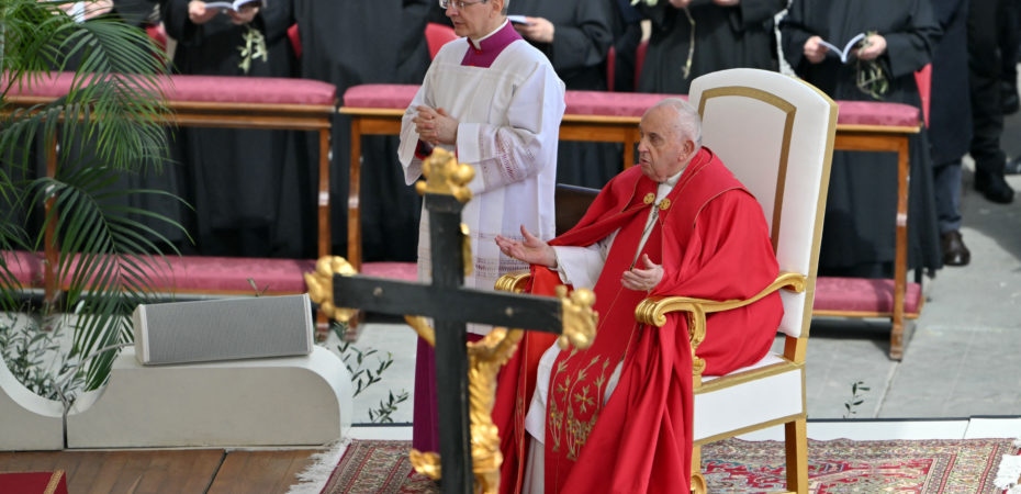El papa no pronunció la homilía en misa del Domingo de Ramos por su estado de salud