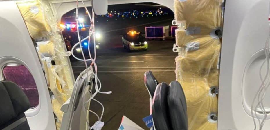 El terror que vivió el pasajero sentado junto a la puerta del avión de Alaska Airlines que se abrió en pleno vuelo