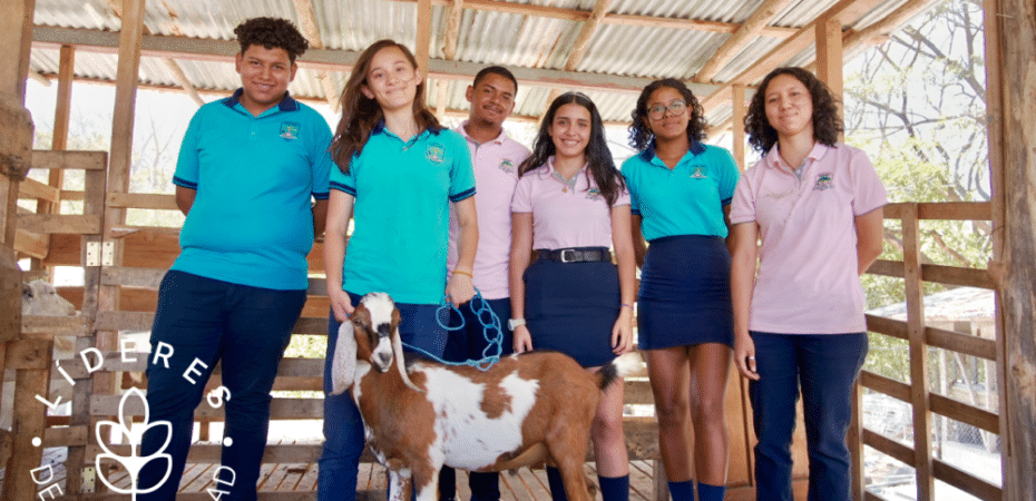 Colegiales destacan como “Líderes de la Ruralidad” por proyecto de producción láctea de cabra