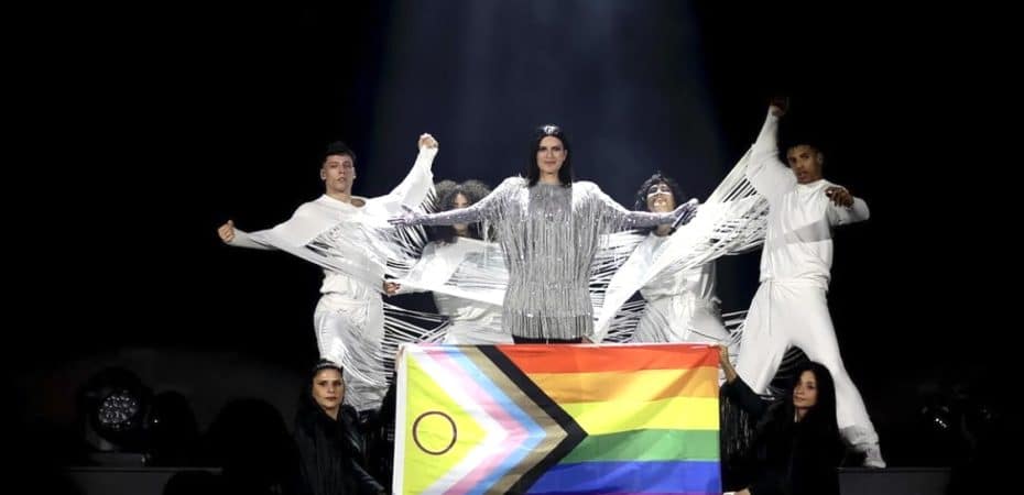Laura Pausini le responde a fan que la criticó por desplegar bandera LGBTI en su show en Costa Rica
