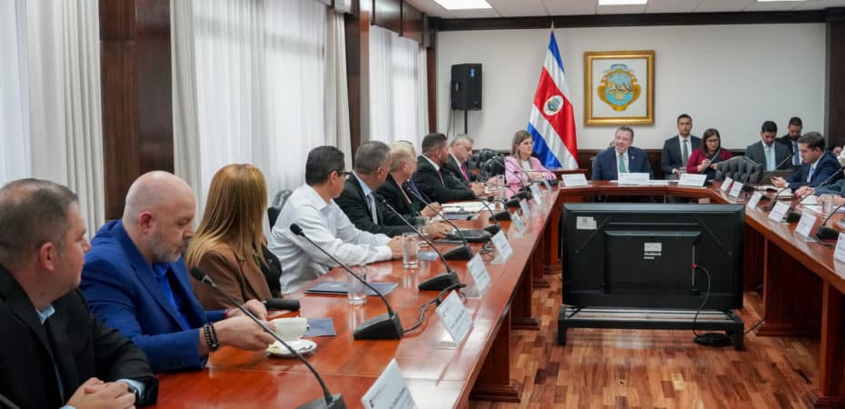 Presidente Chaves habló de infraestructura y desarrollo social con alcaldes electos de San José