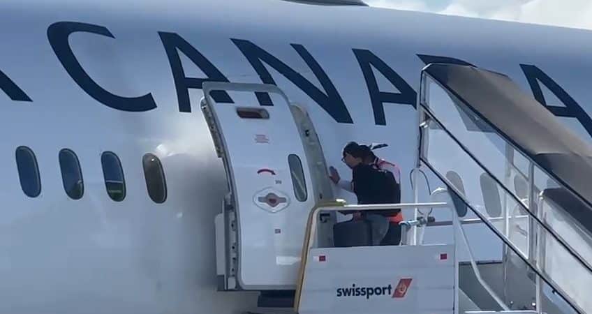 Video capta salida de Luis Amador de Costa Rica en un vuelo de Air Canada