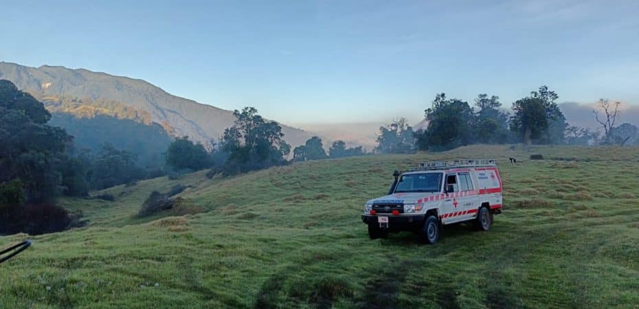 Cruz Roja mantiene complejo rescate de extranjera en las faldas del Volcán Turrialba
