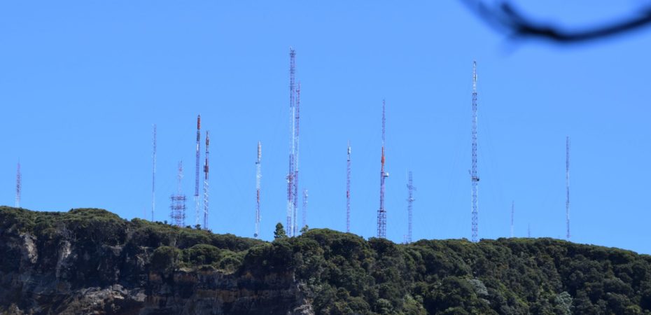 ¿Apagón de radio y televisión?: incertidumbre sobre futuro de concesiones afecta al sector entre diferencias del Micitt y Sutel
