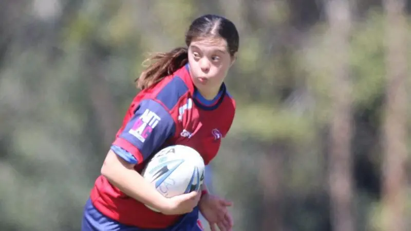“Soy una luchadora y no me rendiré”: la inspiradora historia de la jugadora de rugby con síndrome de Down galardonada en Chile