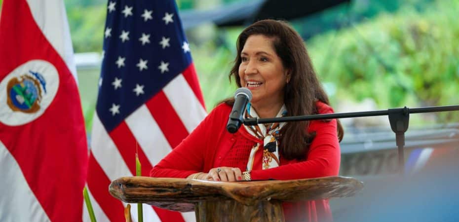 Embajadora de EE.UU. pone la vista en desarrollo económico y seguridad al llegar a  2 años de gestión