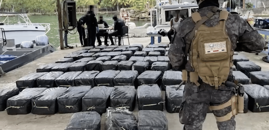 Guardacostas decomisan 2,5 toneladas de cocaína en lancha rápida interceptada en el Caribe