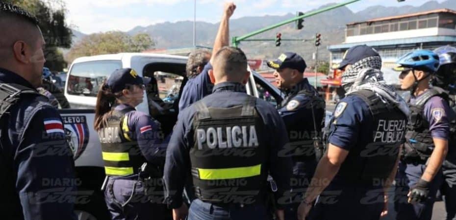 Fotos | Policía detuvo a 9 manifestantes por bloqueo en Hatillo, sobre Circunvalación