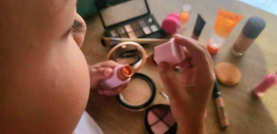 Cada vez más niñas buscan maquillarse como adultas y usar rutinas de cuidado de la piel: ¿hay riesgos en esta práctica?