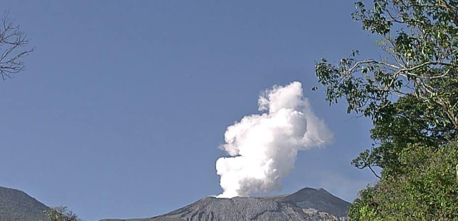 Volcán Rincón de la Vieja registró nueva erupción de vapor de agua y gas este jueves