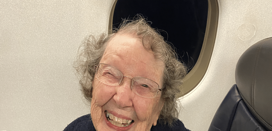 La mujer de 101 años que una aerolínea confunde constantemente por una bebé
