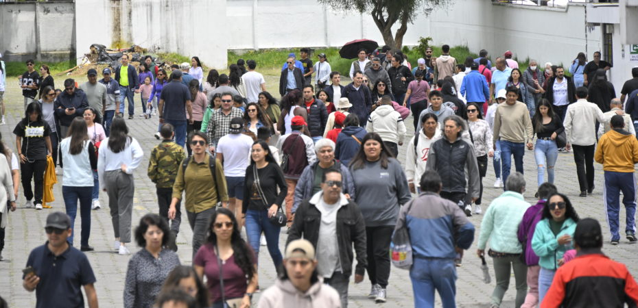 Ecuador dio luz verde a la extradición en referendo marcado por la violencia