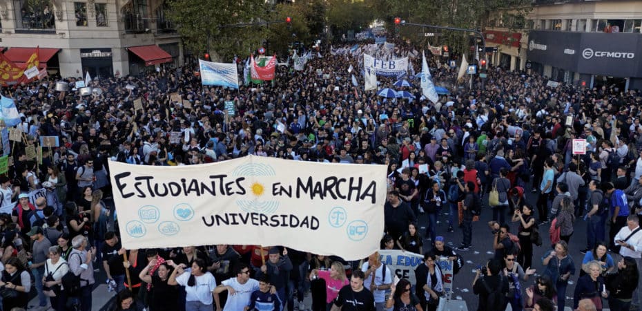 Masiva marcha de estudiantes en Argentina contra el ajuste a las universidades que impulsa Javier Milei