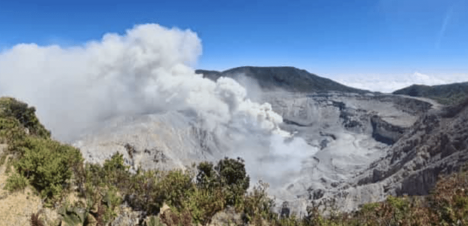Autoridades ordenan el cierre del Parque Volcán Poás por aumento de actividad eruptiva