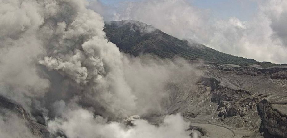 Llegada de las lluvias disminuiría los gases y ceniza que emite el volcán Poás