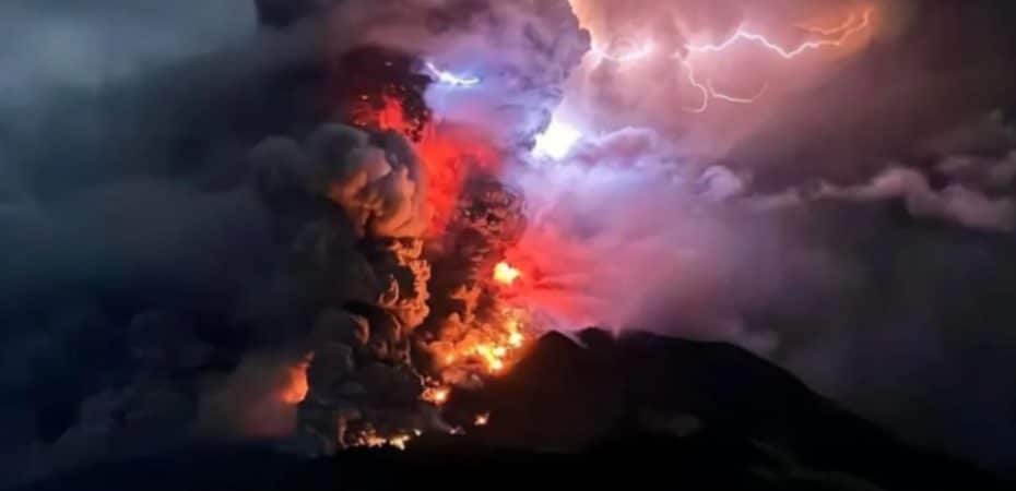 La masiva erupción del monte Ruang activa una alerta de tsunami y la evacuación de miles de personas en Indonesia