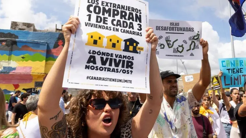 “Canarias tiene un límite”: miles de personas protestan contra el turismo masivo que dicen abruma a las islas en España