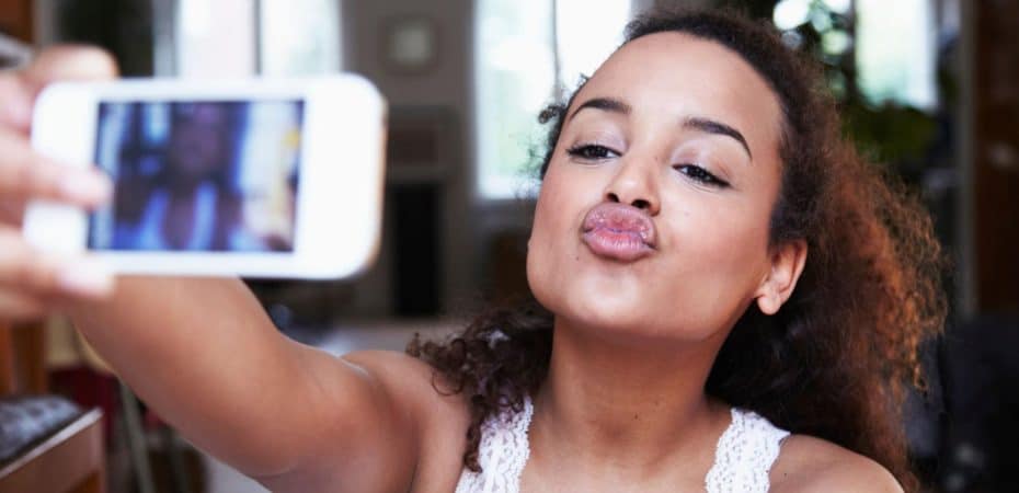 Qué es el mewing: el ejercicio de moda que miles de personas practican para sus selfies (y sus complicaciones)