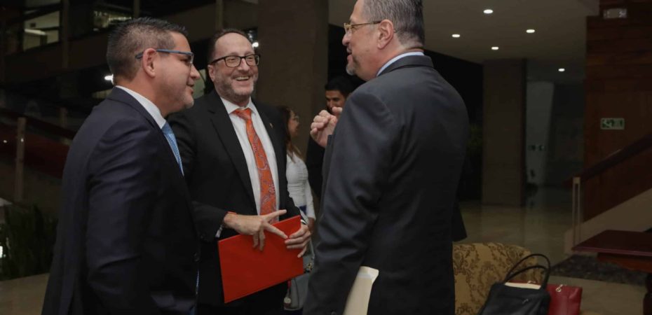 Chaves se reunió con diputados opositores a Rodrigo Arias para negociar elección del 1° de mayo