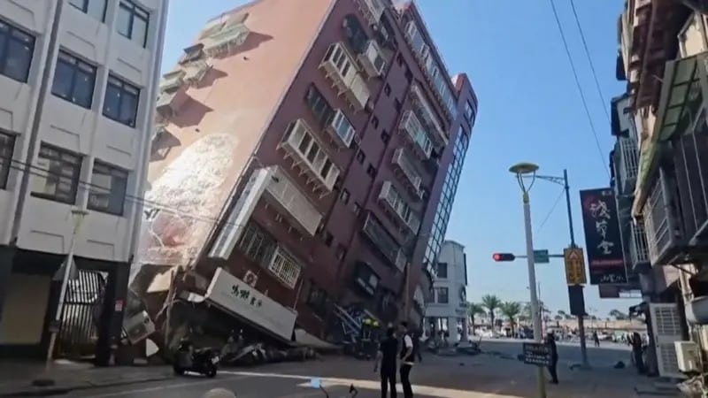 Fotos | Al menos 9 fallecidos y más de 800 heridos deja terremoto de magnitud 7,4 en Taiwán