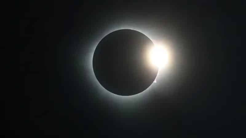 Las imágenes del impactante eclipse solar total en México y Estados Unidos