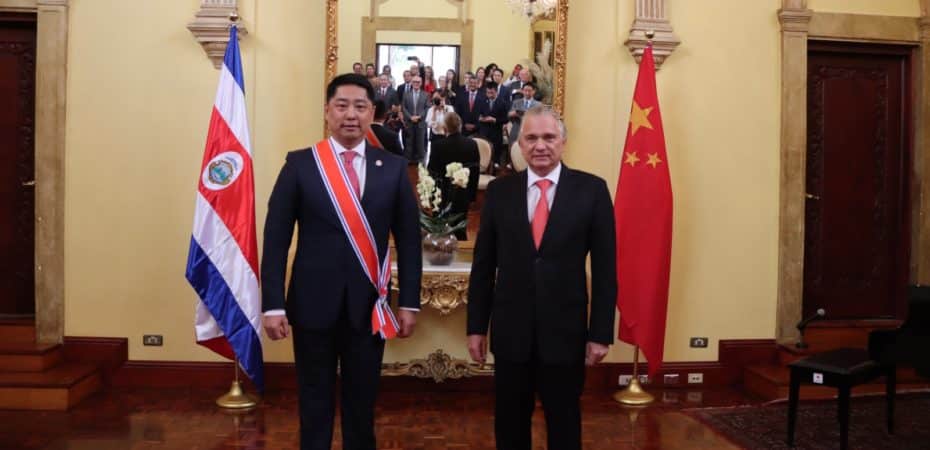 Costa Rica condecora a embajador saliente de China, cuya misión estuvo marcada por polémica del 5G