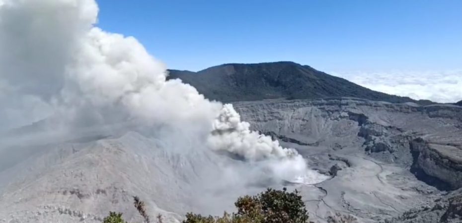 Volcán Poás registra erupción de 200 metros por encima del cráter; constante salida de ceniza se mantiene