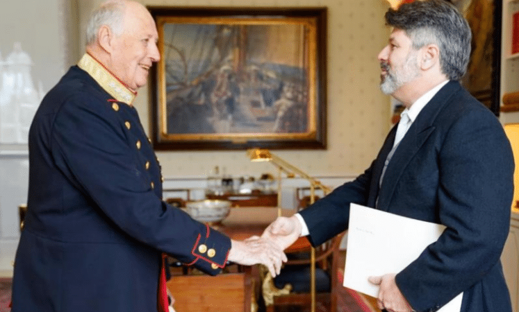 Costa Rica formaliza a su primer embajador virtual ante el rey de Noruega