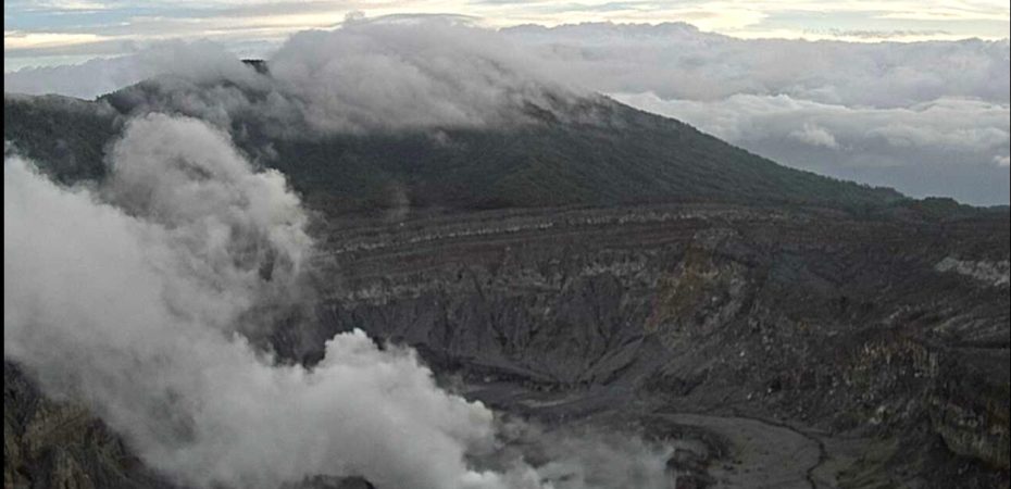 Volcán Poás registró erupción la mañana de este jueves