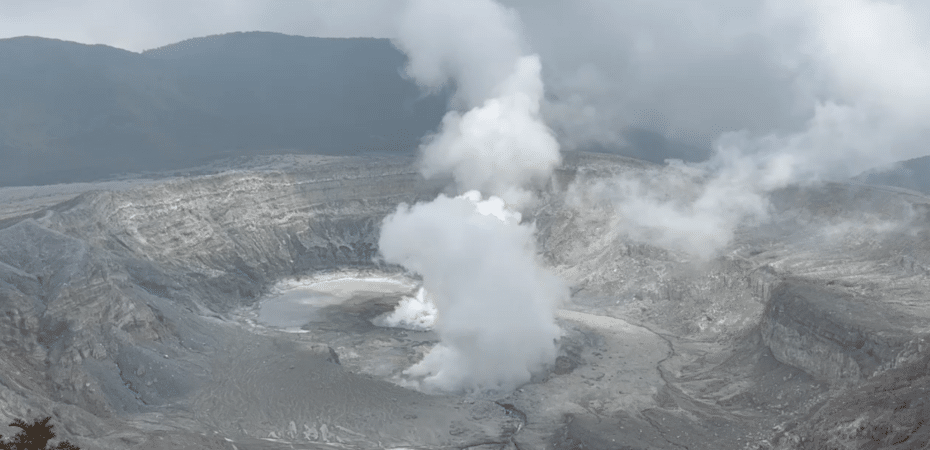 Volcán Poás realizó erupción que superó los 300 metros de altura este viernes