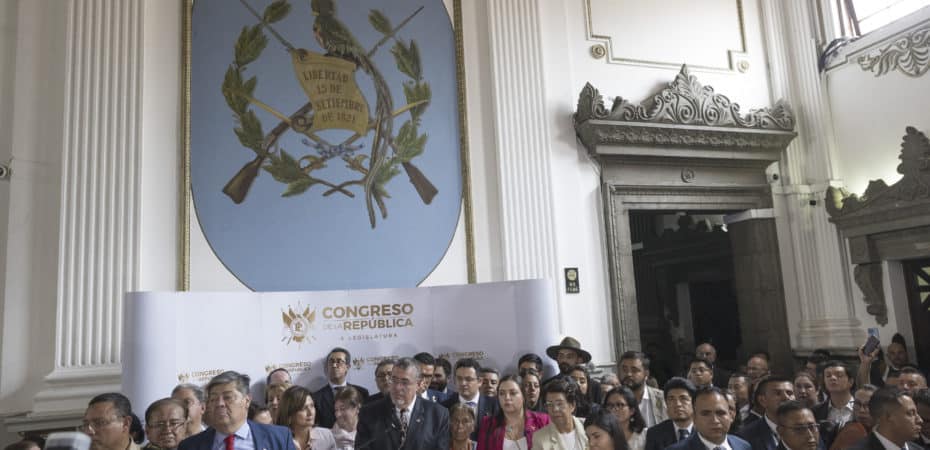 Presidente de Guatemala camina al Congreso y lleva proyecto para destituir a fiscal general