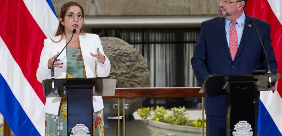 Chaves compromete a ministra de Salud a no firmar ningún plan que atente contra soberanía de Costa Rica
